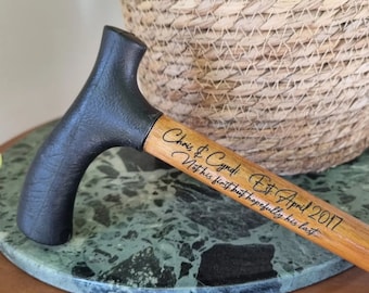 Personlig lackerad käpp i bokträ