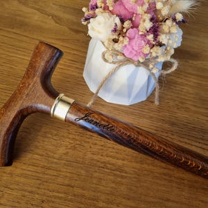 金属製リング付きのパーソナライズされたブナ材の杖