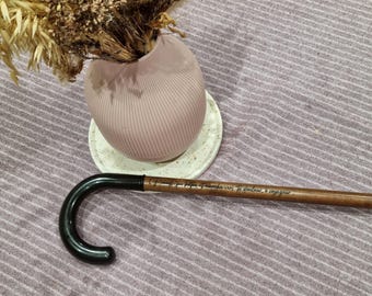 Specialtillverkad traditionell träkäpp med böjt handtag