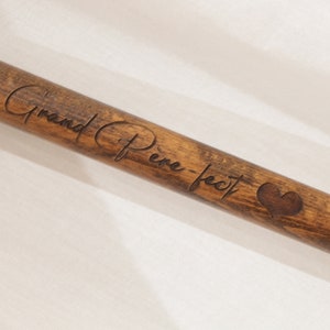 以下が含まれることがあります： 「Grand P&egrave;re-fect」と小さなハートが刻まれた木製の杖