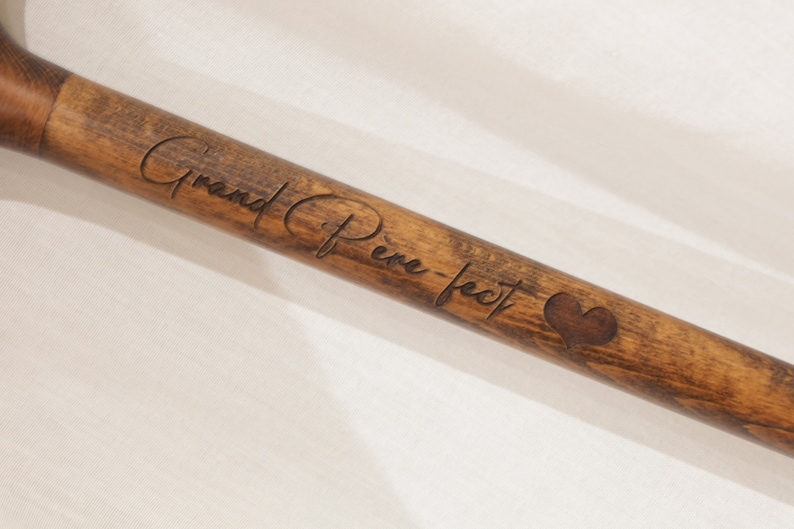 以下が含まれることがあります： 「Grand P&egrave;re-fect」と小さなハートが刻まれた木製の杖