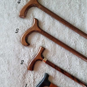 Bastón de madera grabado.