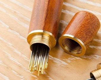 Personlig trä- och mässingsask för synålar. Synål, Broderad, Sömnad