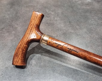 Personlig käpp i bokträ med metallring