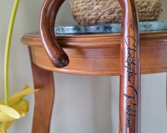 Specialsvarvad kastanjekäpp med böjt handtag