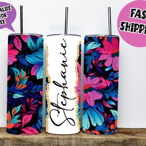 Könnte beinhalten: Drei Edelstahlbecher mit Blumenmuster. Der Becher links hat einen schwarzen Hintergrund mit rosa, blauen und orangefarbenen Blumen. Der Becher in der Mitte ist weiß mit dem Namen "Stephanie" in schwarzer Kursivschrift. Der Becher rechts hat einen schwarzen Hintergrund mit rosa, blauen und orangefarbenen Blumen.