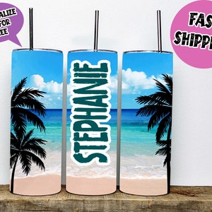 Könnte beinhalten: Drei Edelstahlbecher mit einer Strandszene und Palmen. Die Becher sind mit dem Namen "Stephanie" personalisiert.