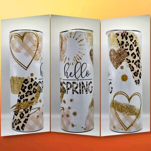 Op de afbeelding: Een witte tumbler met een gouden glitterhart, luipaardprint en de tekst "hello spring" in gouden letters.