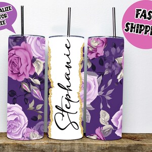 Könnte beinhalten: Drei Edelstahlbecher mit einem violetten Blumendesign und goldenen Glitzerakzenten. Der mittlere Becher trägt den Namen "Stephanie" in schwarzer Kursivschrift.