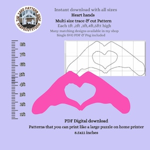 以下が含まれることがあります： デジタルダウンロードグラフィック。ピンク色のハート型が手で作られ、その上に黒いアウトラインバージョンがあります。「Heart hands」とサイズの詳細はフィートで表示。画像はラベンダー色の背景にあります。