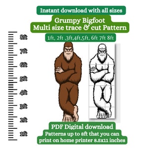 Op de afbeelding: Een digitaal downloadpatroon van een chagrijnige Bigfoot met gekruiste armen. Het patroon is verkrijgbaar in verschillende maten van 1 tot 8 voet en kan worden afgedrukt op een thuiskopieerapparaat. De afbeelding toont een bruine Bigfoot en een zwart-witte omtrek van de Bigfoot.