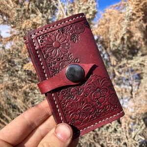 Cartera de tres pliegues con diseño floral