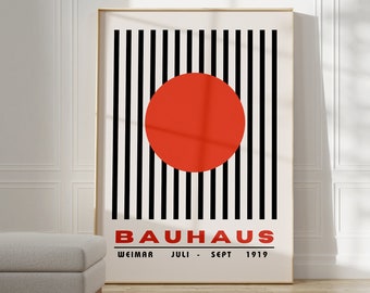 Può includere: Un poster a strisce bianche e nere con un grande cerchio rosso al centro. Il poster recita "BAUHAUS WEIMAR JULI - SEPT 1919".