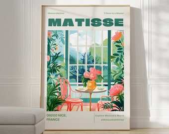 Può includere: Un poster con un'illustrazione colorata di una stanza con una finestra che si affaccia su un paesaggio montano. Il testo "MATISSE" è in grandi lettere verdi nella parte superiore del poster. Il testo "06200 NICE, FRANCE" è in basso a sinistra del poster. Il testo "Explore Matisse's World #MatisseExhibition" è in basso a destra del poster.