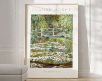 Può includere: Una stampa incorniciata del dipinto di Claude Monet "Ninfee, ponte giapponese" che presenta un ponte verde su uno stagno con ninfee. La stampa è etichettata come "Exhibition Art".