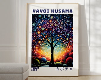 Può includere: Una stampa artistica incorniciata con un albero colorato con una chioma vibrante e puntinata. L'opera d'arte, di Yayoi Kusama, include il testo "TOKYO 1998" e caratteri giapponesi. Il tronco dell'albero è nero e lo sfondo è un gradiente di arancione, giallo e blu.