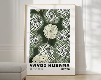 Puede incluir: Un póster enmarcado con un patrón floral abstracto verde y blanco. El póster presenta el texto "Yayoi Kusama" y "Kyoto" en negro.