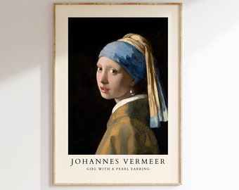 Può includere: Una stampa incorniciata del dipinto di Johannes Vermeer "La ragazza con l'orecchino di perla". Il dipinto raffigura una giovane donna che indossa un turbante blu e giallo e un orecchino di perla. Lo sfondo è scuro.