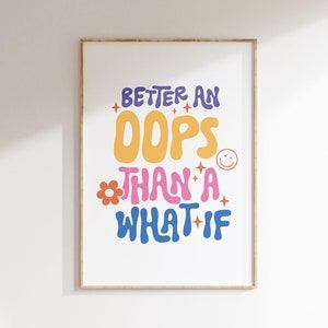 Könnte beinhalten: Ein gerahmter Druck mit weißem Hintergrund und buntem Text, der "Lieber ein Oops als ein Was wäre wenn" lautet. Der Text ist im Retro-Cartoon-Stil mit Sternen und einem Smiley.