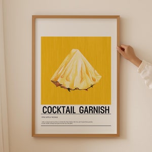 Könnte beinhalten: Ein gerahmtes Poster mit gelbem Hintergrund und einer Illustration einer Ananas-Scheibe. Der Text "COCKTAIL GARNISH" steht in schwarzen Buchstaben am unteren Rand des Posters. Unter dem Text steht "PINEAPPLE WEDGE" und eine Beschreibung, wie man die Garnitur verwendet.