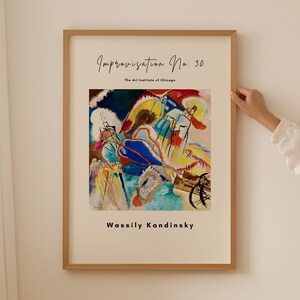 Könnte beinhalten: Ein gerahmter Druck eines farbenfrohen abstrakten Gemäldes mit dem Titel "Improvisation Nr. 30" von Wassily Kandinsky. Das Gemälde zeigt leuchtende Farben, geometrische Formen und dynamische Linien. Das Art Institute of Chicago wird unter dem Titel genannt.