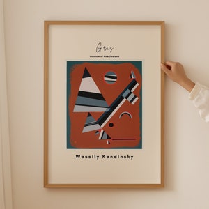 Könnte beinhalten: Ein gerahmter Druck eines abstrakten Gemäldes mit dem Titel "Gruss" von Wassily Kandinsky. Das Gemälde zeigt geometrische Formen in Blautönen, Rot, Schwarz und Weiß auf einem blaugrünen Hintergrund.