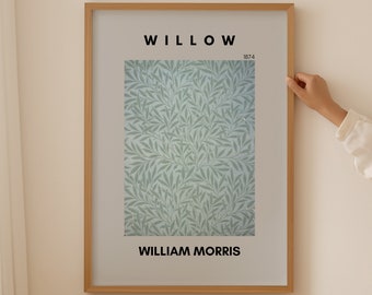 Può includere: Una stampa artistica incorniciata con un design di William Morris, intitolata "Willow" del 1874. L'opera presenta un motivo ripetuto di foglie verdi stilizzate su sfondo azzurro chiaro. La cornice è in legno marrone chiaro.
