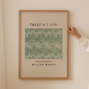 Könnte beinhalten: Ein gerahmter Druck eines grünen und weißen Blumenmusters mit dem Text "TULIP'S | 1875" und "THE CLEVELAND MUSEUM OF ART" und "WILLIAM MORRIS".