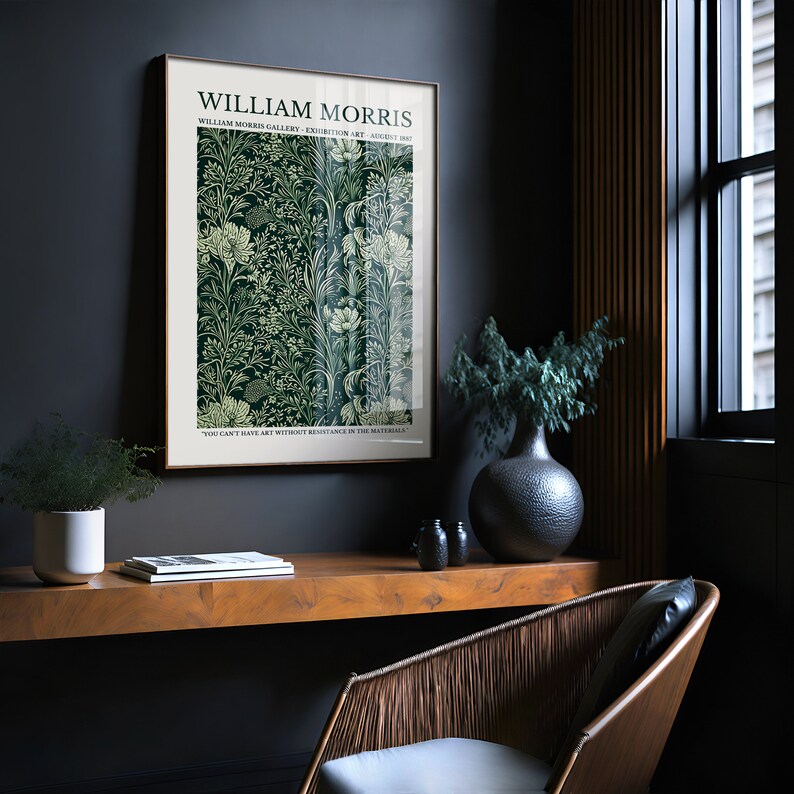 Peut inclure: Une affiche encadr&eacute;e avec un motif floral vert et blanc. L'affiche est intitul&eacute;e "William Morris" et comprend le texte "William Morris Gallery - Exhibition of Art - August 1907" et "You can't have art without resistance in the materials."