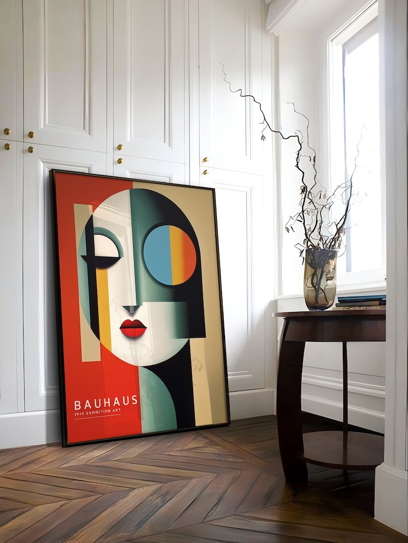 Puede incluir: Un p&oacute;ster enmarcado con un dise&ntilde;o abstracto geom&eacute;trico en rojo, azul, amarillo y negro. El p&oacute;ster presenta una cara estilizada y el texto "Bauhaus 1919 Exhibition Art".