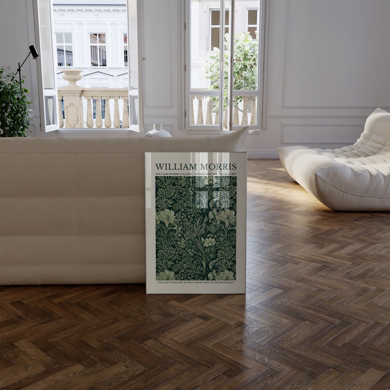 Peut inclure: Une impression encadr&eacute;e avec un motif floral vert et blanc. L'impression porte le texte "William Morris" en haut et "William Morris Gallery" et "London" en bas.