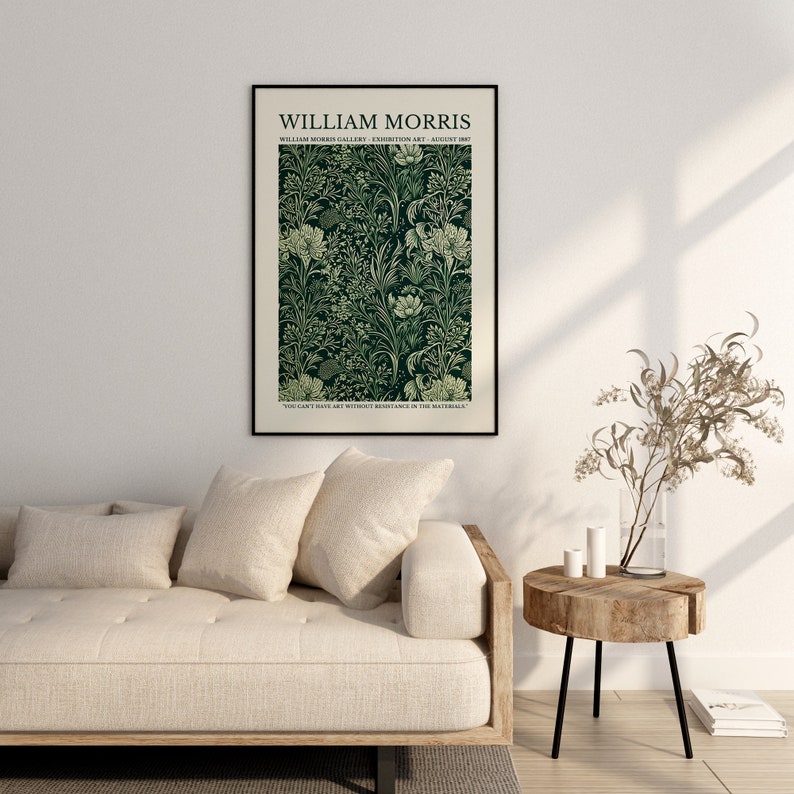 Peut inclure: Une affiche noir et blanc avec un motif floral vert. L'affiche porte le texte "WILLIAM MORRIS" en haut et "WILLIAM MORRIS GALLERY - EXHIBITION ART - AUGUST 1997" en dessous. L'affiche porte &eacute;galement le texte "YOU CAN'T HAVE ART WITHOUT RESISTANCE IN THE MATERIALS" en bas.