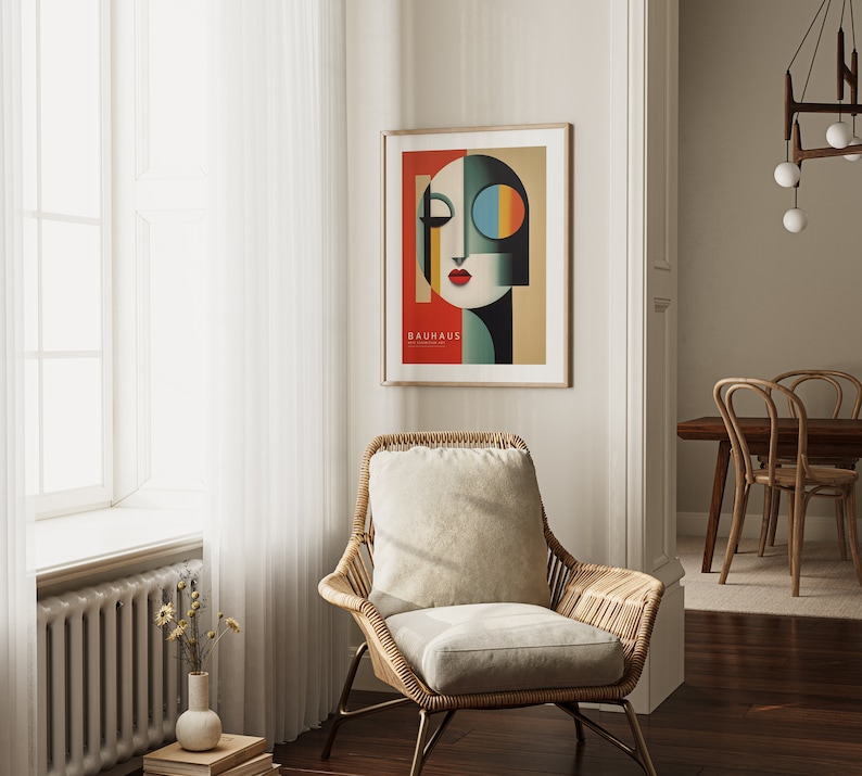 Puede incluir: Un p&oacute;ster enmarcado con un dise&ntilde;o geom&eacute;trico de la cara de una mujer en tonos rojos, verdes, azules y amarillos. El p&oacute;ster se titula "Bauhaus" y est&aacute; colgado en una pared blanca.