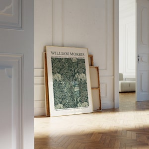 Peut inclure: Une affiche encadr&eacute;e avec un motif floral vert et blanc. L'affiche est intitul&eacute;e "William Morris" et comprend le texte "You can't have art without resistance in the materials."