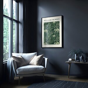 Peut inclure: Une affiche encadr&eacute;e noire avec un motif floral vert et blanc. L'affiche porte le texte "WILLIAM MORRIS" en haut.