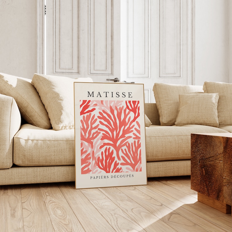 Op de afbeelding: Een poster met een rood en wit koraalontwerp. De poster heeft de tekst "MATISSE" en "PAPIERS DECOUPES" erop.