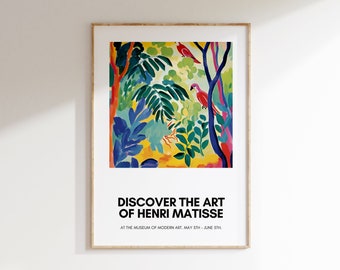 Può includere: Un poster che pubblicizza una mostra dell'arte di Henri Matisse al Museum of Modern Art. Il poster presenta un dipinto colorato di una scena di giungla con pappagalli e una vegetazione lussureggiante. Il testo sul poster recita "Scopri l'arte di Henri Matisse" e "Al Museum of Modern Art. Dal 5 maggio al 5 giugno."