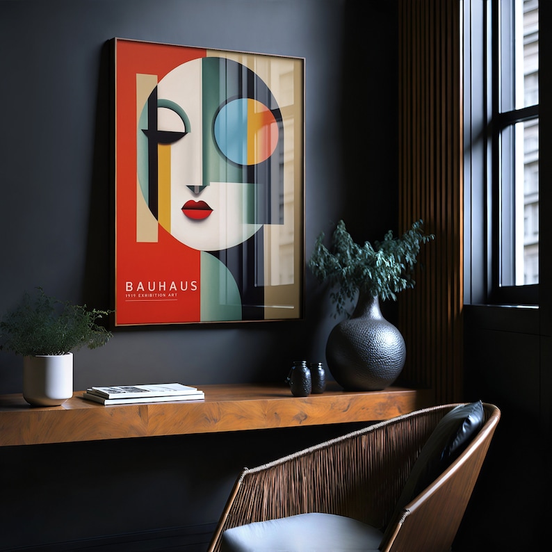 Puede incluir: Un p&oacute;ster enmarcado con un dise&ntilde;o geom&eacute;trico en rojo, amarillo, azul, verde y negro. El p&oacute;ster presenta una cara estilizada con una boca roja y un ojo azul. El texto "BAUHAUS 1919 EXHIBITION ART" est&aacute; impreso en la parte inferior del p&oacute;ster.