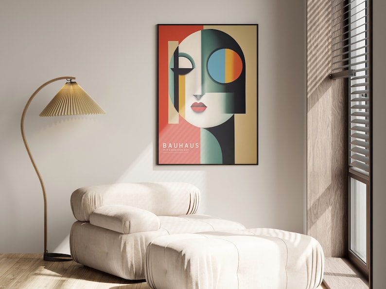 Puede incluir: Un p&oacute;ster enmarcado con un dise&ntilde;o geom&eacute;trico de una cara en tonos de rojo, verde, azul, amarillo y negro. El p&oacute;ster tiene el texto "BAUHAUS" en letras blancas.