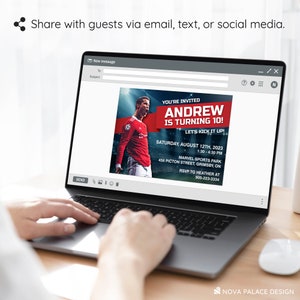 Op de afbeelding: Een digitale uitnodiging voor een verjaardagsfeestje. De uitnodiging toont een voetballer in een rood shirt en de tekst "You're Invited Andrew is Turning 10! Let's Kick It Up!" De uitnodiging bevat de datum, tijd en locatie van het feest.