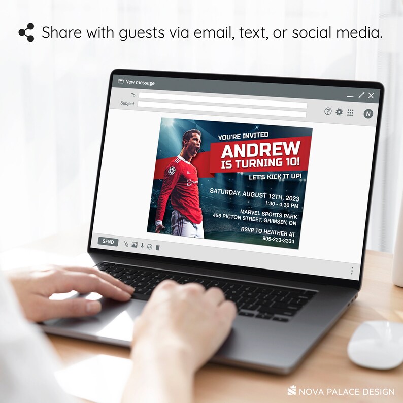 Op de afbeelding: Een digitale uitnodiging voor een verjaardagsfeestje. De uitnodiging toont een voetballer in een rood shirt en de tekst "You're Invited Andrew is Turning 10! Let's Kick It Up!" De uitnodiging bevat de datum, tijd en locatie van het feest.
