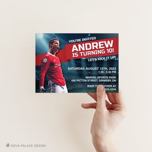 Op de afbeelding: Een rood-witte voetbal-geboortekaart voor een jongen die 10 jaar wordt. De uitnodiging bevat een foto van een voetballer in een rood shirt. De tekst op de uitnodiging luidt: "Je bent uitgenodigd Andrew wordt 10! Laten we er een feestje van maken! Zaterdag 12 augustus 2023 13:30-16:30 uur Marvel Sports Park 456 Picton Street, Grimsby, ON RSVP naar [telefoonnummer]"