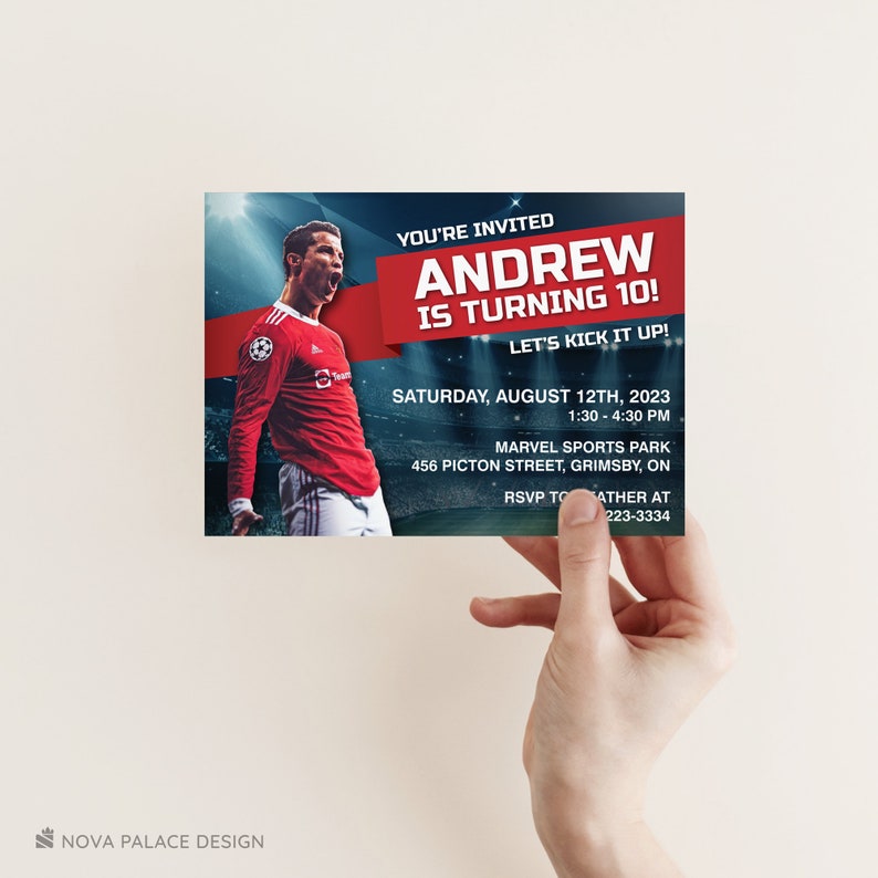 Op de afbeelding: Een rood-witte voetbal-geboortekaart voor een jongen die 10 jaar wordt. De uitnodiging bevat een foto van een voetballer in een rood shirt. De tekst op de uitnodiging luidt: "Je bent uitgenodigd Andrew wordt 10! Laten we er een feestje van maken! Zaterdag 12 augustus 2023 13:30-16:30 uur Marvel Sports Park 456 Picton Street, Grimsby, ON RSVP naar [telefoonnummer]"