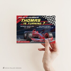 Puede incluir: Una invitaci&oacute;n de cumplea&ntilde;os de coche de carreras rojo y blanco con un fondo de bandera a cuadros. La invitaci&oacute;n dice "&iexcl;&Uacute;nete a nosotros para celebrar! Thomas cumple 7 a&ntilde;os" e incluye la fecha, la hora y el lugar de la fiesta. Tambi&eacute;n se incluye la informaci&oacute;n de RSVP.