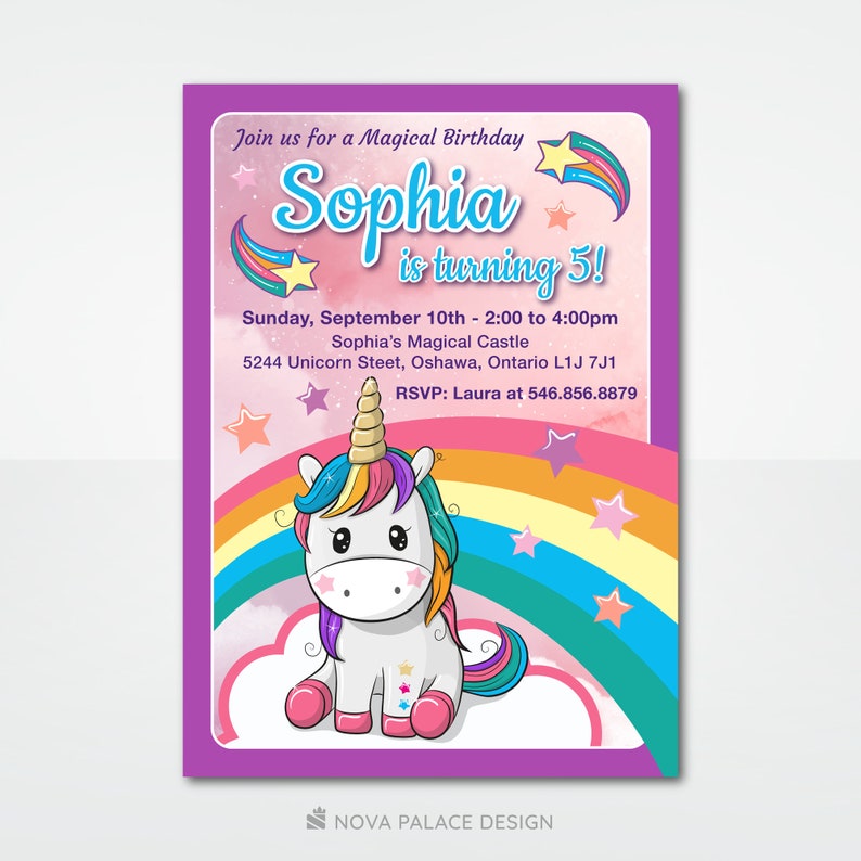 Puede incluir: Invitaci&oacute;n de cumplea&ntilde;os morada con un arco&iacute;ris y un unicornio de dibujos animados. El texto dice "Join us for a Magical Birthday Sophia is turning 5!" e incluye la fecha, la hora, la ubicaci&oacute;n y la informaci&oacute;n de RSVP.