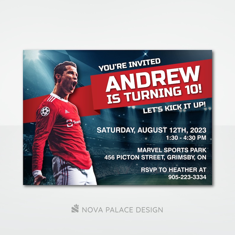 Op de afbeelding: Een blauwe en rode verjaardagsuitnodiging voor een jongen die 10 jaar wordt. De uitnodiging toont een voetballer in een rood shirt met de tekst "You're Invited Andrew is Turning 10! Let's Kick It Up!" De uitnodiging bevat de datum, tijd, locatie en RSVP-informatie.