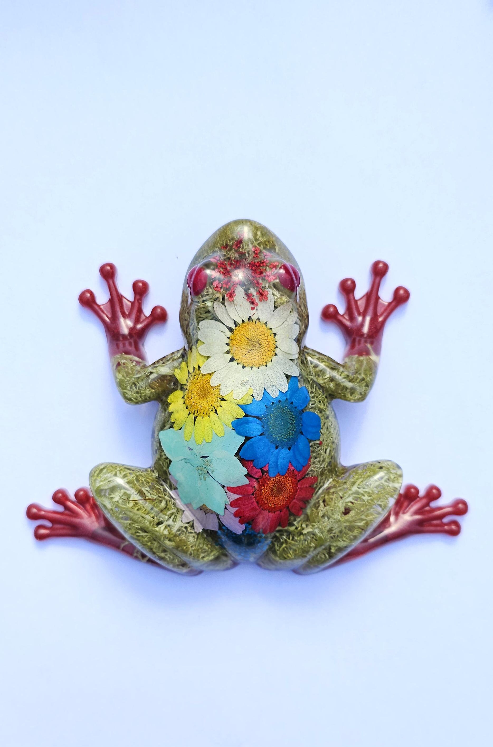 Handmade Resin Frog Décor: Moss & Real Flowers Paperweight