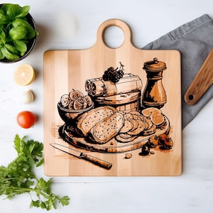 Puede incluir: Una tabla de cortar de madera con asa presenta una ilustración dibujada a mano de un bodegón rústico. La ilustración incluye pan, fruta y un molinillo de pimienta.