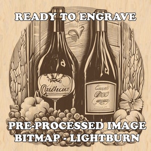 Puede incluir: Una imagen preprocesada de dos botellas de vino con uvas y otras frutas, lista para ser grabada. El texto "READY TO ENGRAVE" y "PRE-PROCESSED IMAGE BITMAP - LIGHTBURN" es visible en la imagen.