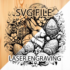 Può includere: Illustrazione in bianco e nero di un coniglio circondato da uova e fiori decorati. Il testo "SVG FILE LASER ENGRAVING" è nella parte inferiore dell'immagine.